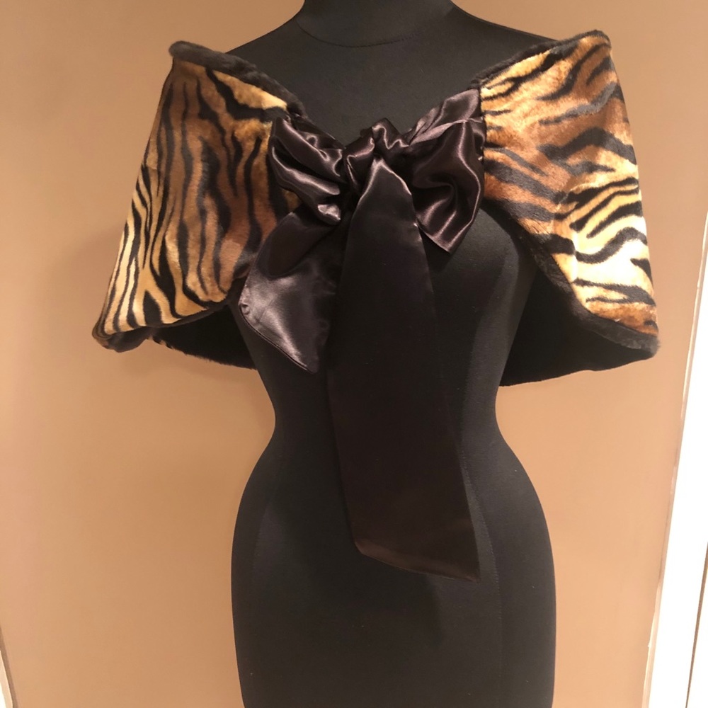 Reversible leopard shrug